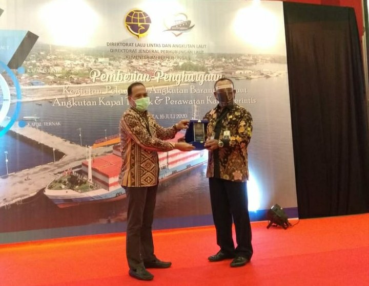 Ir. Felix Gaghaube,M.Si Ketika Menerima Piagam Penghargaan Di Hotel Grand Mercure Kemayoran Jakarta