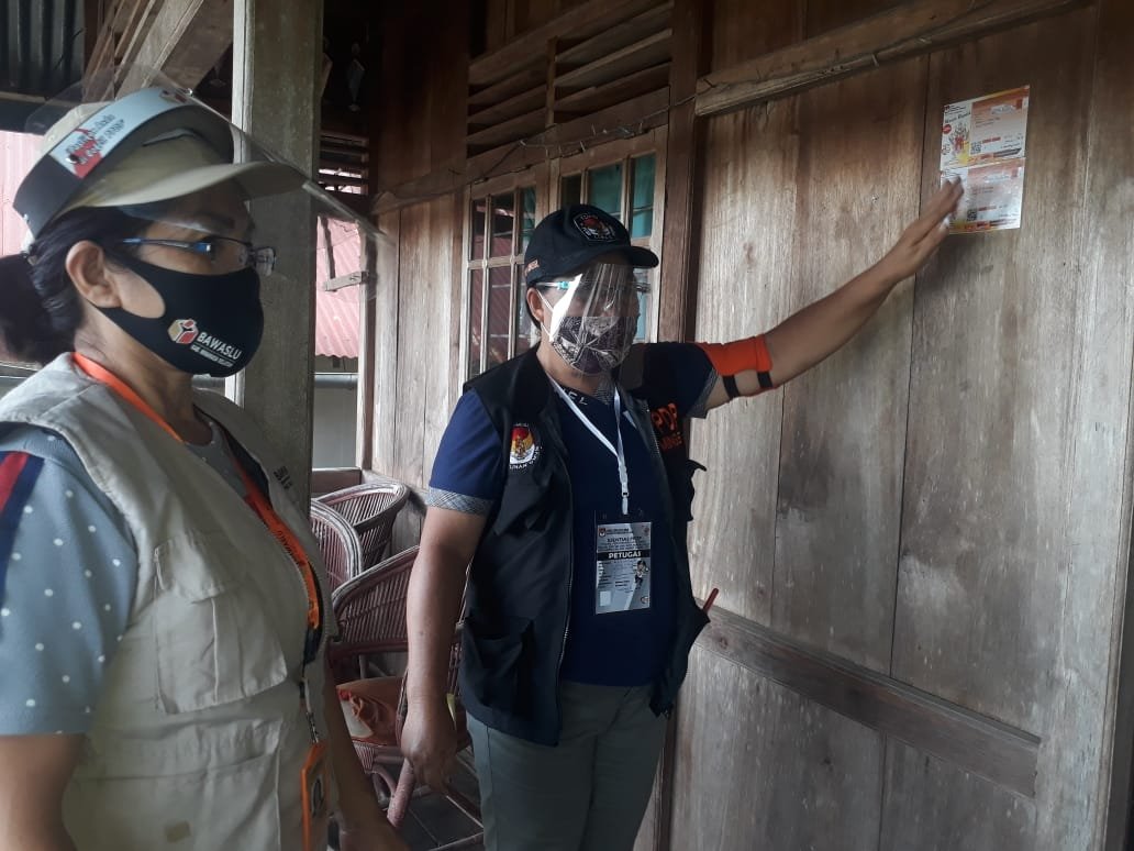 Petugas PPDP didampingi anggota Panwas Desa mendatangi rumah warga untuk Coklit Data