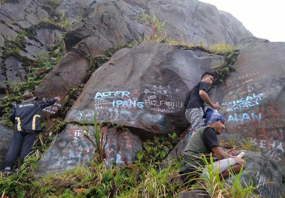 Hasil Vandalisme Di Puncak Gunung Awu