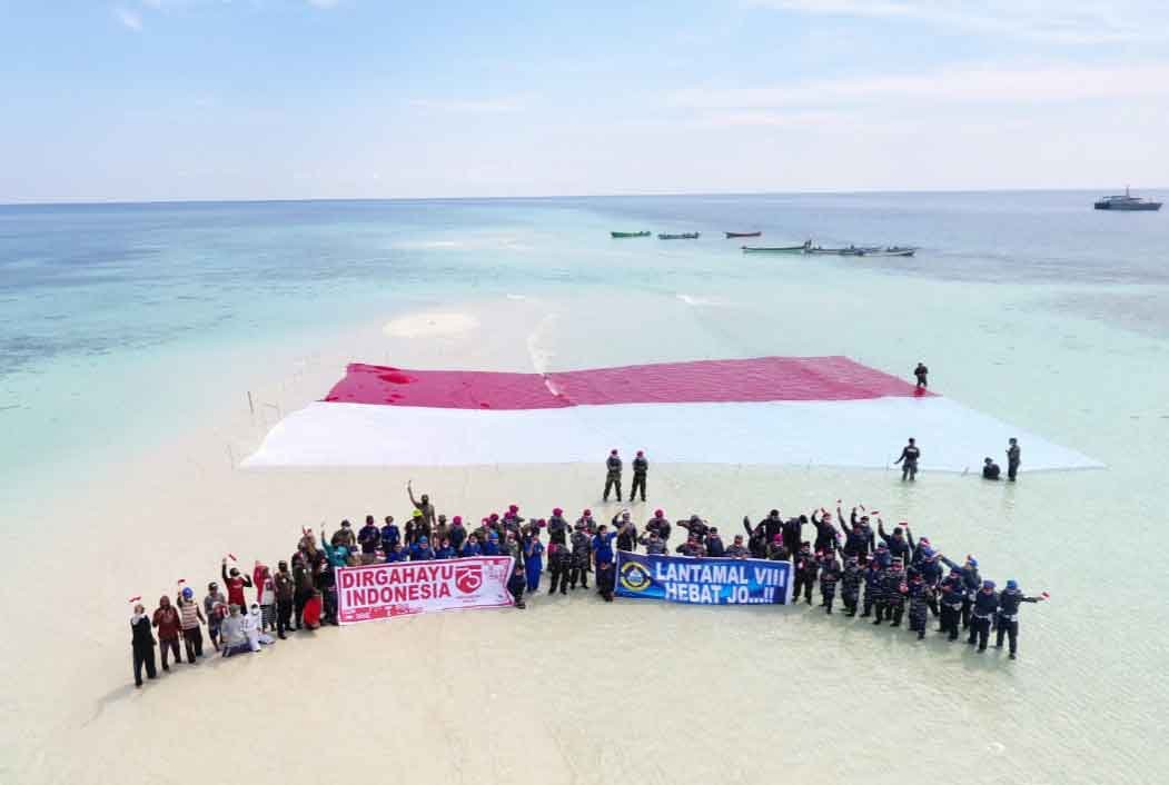 Bentangan Bendera Merah Putih di Pulau Nain