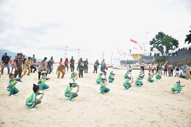 Bupati Jabes Gaghana dan Forkopimda Sangihe ikut Bayora bersama dengan anak-anak SD di Kecamatan Nusa Tabukan.