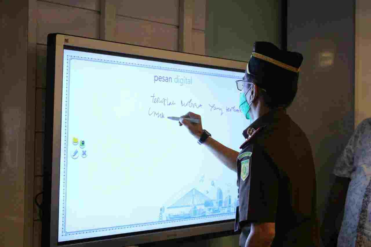 Kajati Sulut Tinggalkan Pesan Digital di Cerdas Command Center (C3) Pemkot Manado