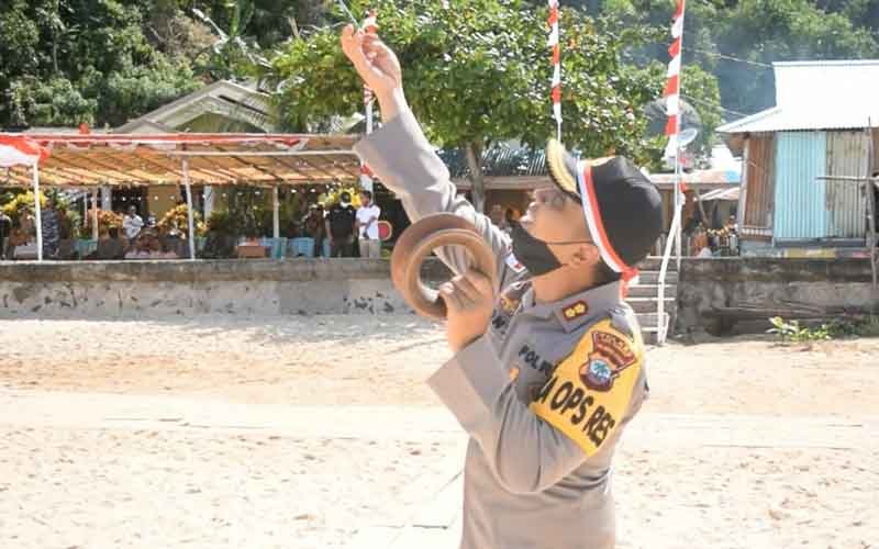 Kapolres Sangihe, sedang main 'palinggir' di pantai Tinakareng.