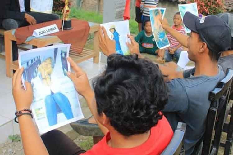 Lomba menatap foto mantan terlama untuk memperingati HUT RI ke-75 di Desa Baturan, Magelang, Jawa Tengah.