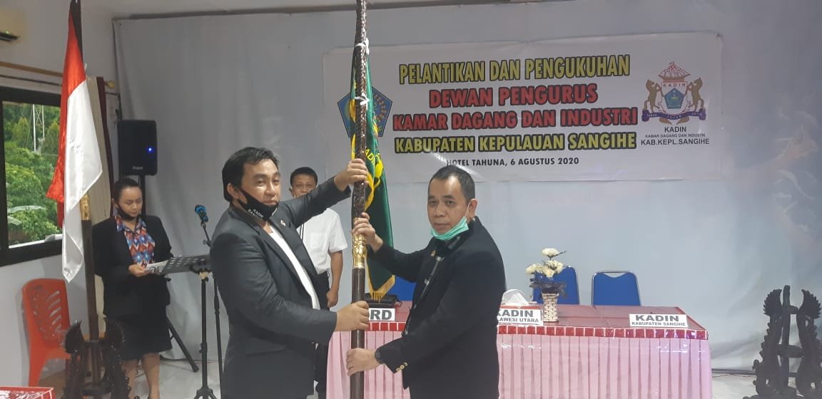 Penyerahan Pataka Pengurus Kadin Sangihe