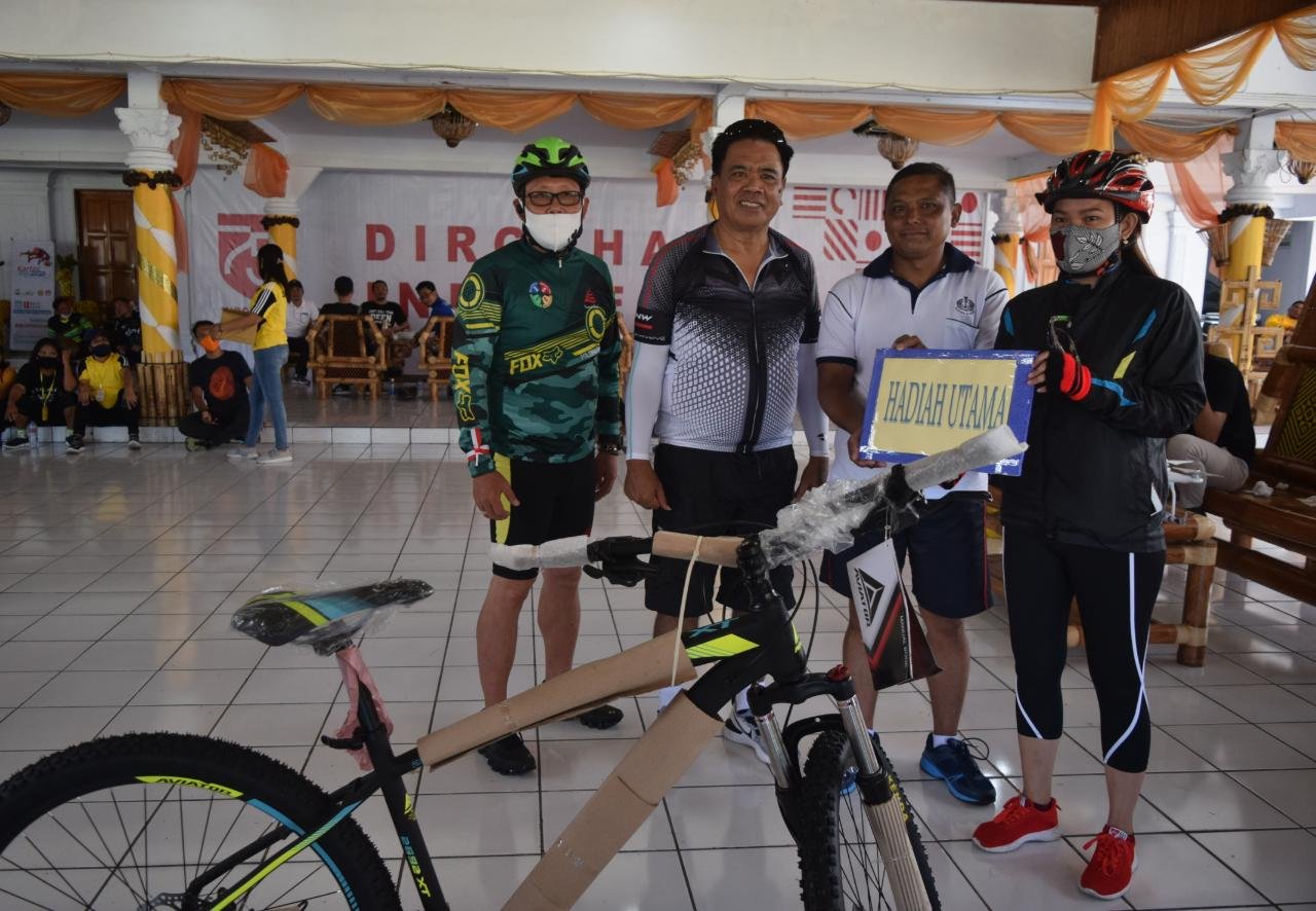Doorprize : Pimpinan BSG Cabang Tahuna Albert Tambariki (Kiri), Bupati Jabes Ezar Gaghana bersama Danlanal Tahuna, menyerahkan Hadiah Utama Kepada Peserta Fun Bike