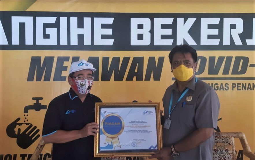 Bupati Kepulauan Sangihe Jabes Ezar Gaghana (Kanan) menerima secara langsung penghargaan, oleh Kepala BPS Sangihe Hendra Tumbelaka (Kiri)