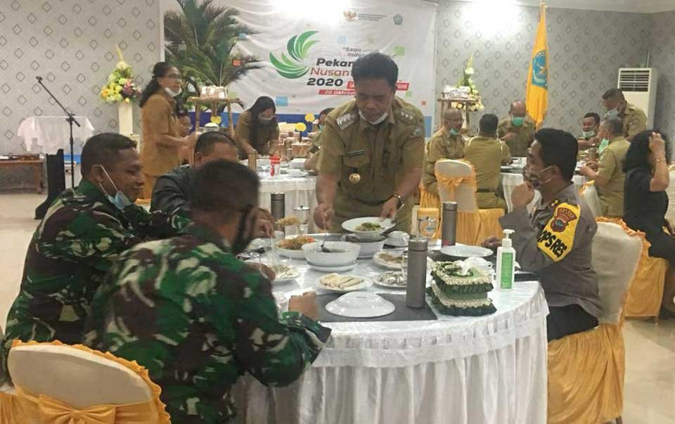 Bupati Sangihe Jabes Ezar Gaghana bersama Forkopimda Sangihe menyantap sagu dalam perhelatan Pekan Sagu Nusantara.
