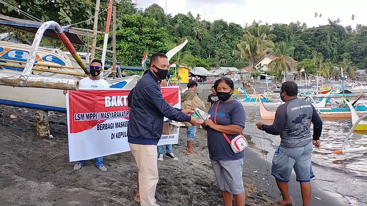 Keterwakilan LSM MPPI Memberikan Masker dan Handsanitizer Kepada Masyarakat. (Foto : Istimewa)