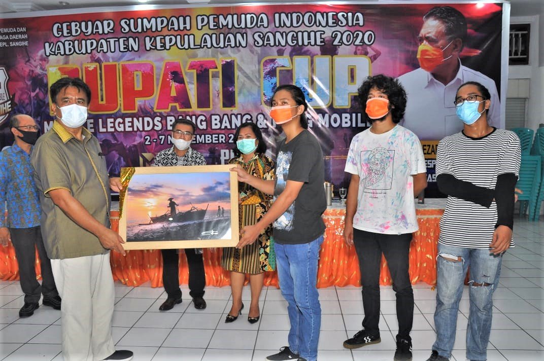 Bupati Kepulauan Sangihe, Jabes Ezar Gaghana Menerima Secara Langsung Foto Yang Diberikan Sejumlah Seniman Sangihe (Foto : Lintasutara)