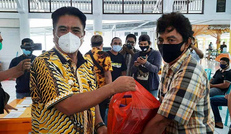 Bupati Sangihe Jabes Ezar Gaghana serahkan paket bantuan kepada nelayan.