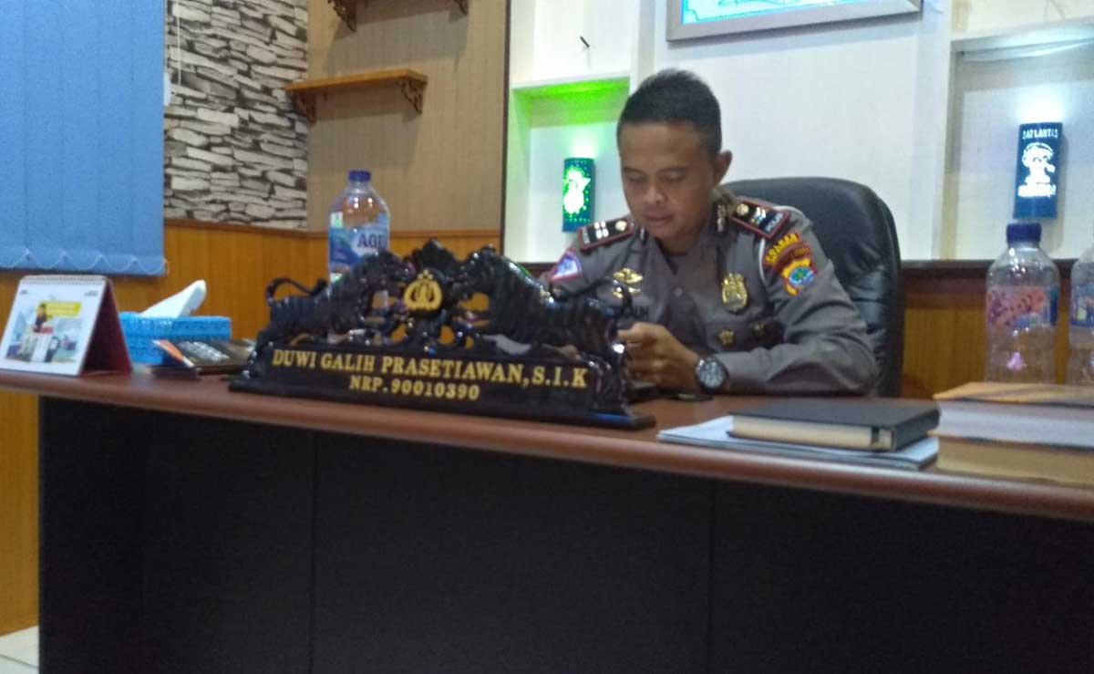 Kasat Lantas Polres Sangihe Iptu Duwi Galih Prasetiawan tutup pusat kota tahuna