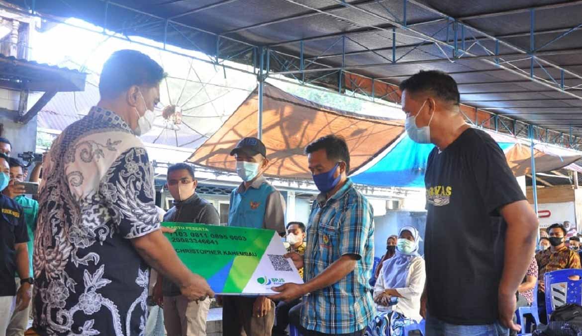 Jabes Ezar Gaghana memberikan kartu BPJS Ketenagkerjaan kepada pekerja Informal