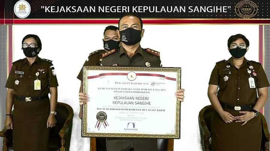 Kajari Sangihe Terima Penghargaan
