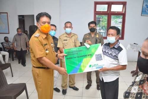 Bupati Kepulauan Sangihe, Jabes Ezar Gaghana, SE. ME Saat Menyerahkan Kartu BPJS Ketenagakerjaan Di Kecamatan Tabukan Tengah (Foto : Lintasutara)