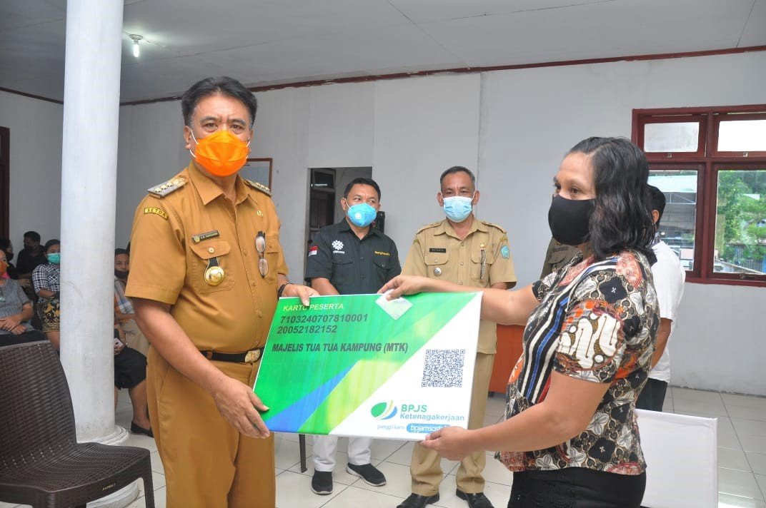Bupati Kepulauan Sangihe Menyerahkan Secara Langsung Kartu BPJS Ketenagakerjaan Kepada MTK Di Kampung Kulur Kecamatan Tabukan Tengah