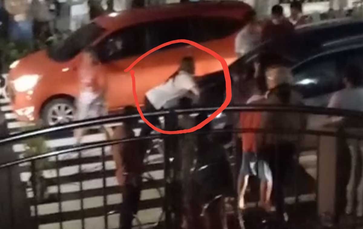 Tangkapan layar video wanita diduga MEP diseret mobil.