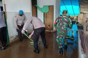 Personil TNI Polri bersihkan lumpur di rumah masyarakat laine.