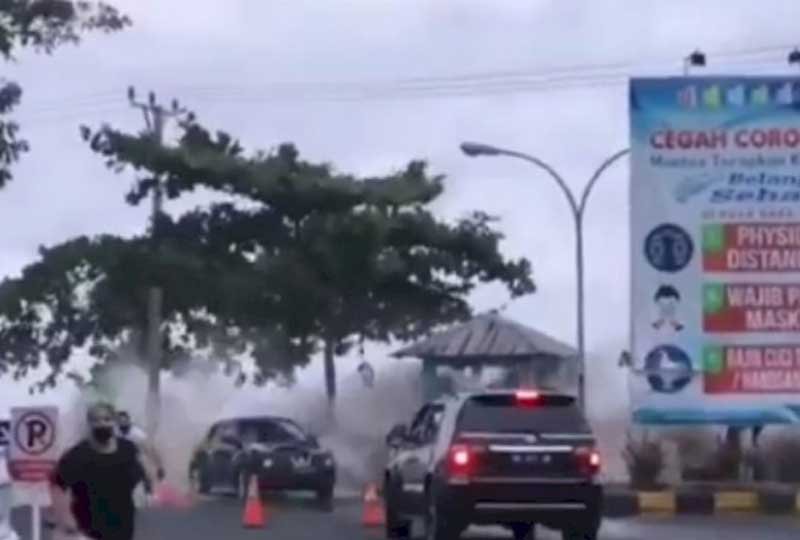 Ombak Besar Terjang Pesisir Manado