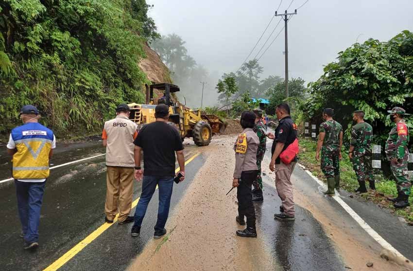 Titik longsor Tahuna Lenganeng sedang dibersihkan.