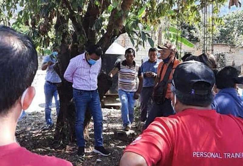 Warga ikat Walikota Oscar Ramirez