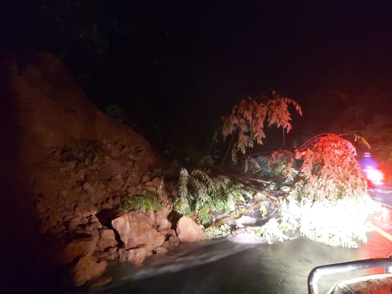 Longsoran Di Ruas Jalan Nasional Penghubung Kecamatan Tahuna dan Manganitu (Foto : Ist)