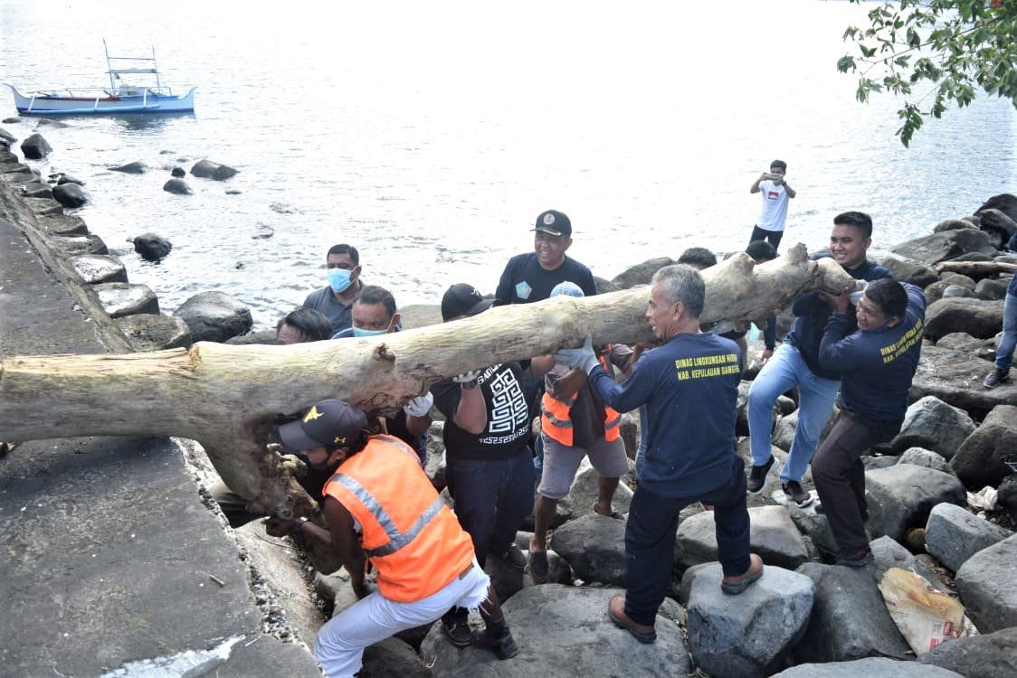 DLH Sangihe Tengah Membersihkan Kompleks Pelabuhan Tua Tahuna (Foto : Lintasutara/Gr)