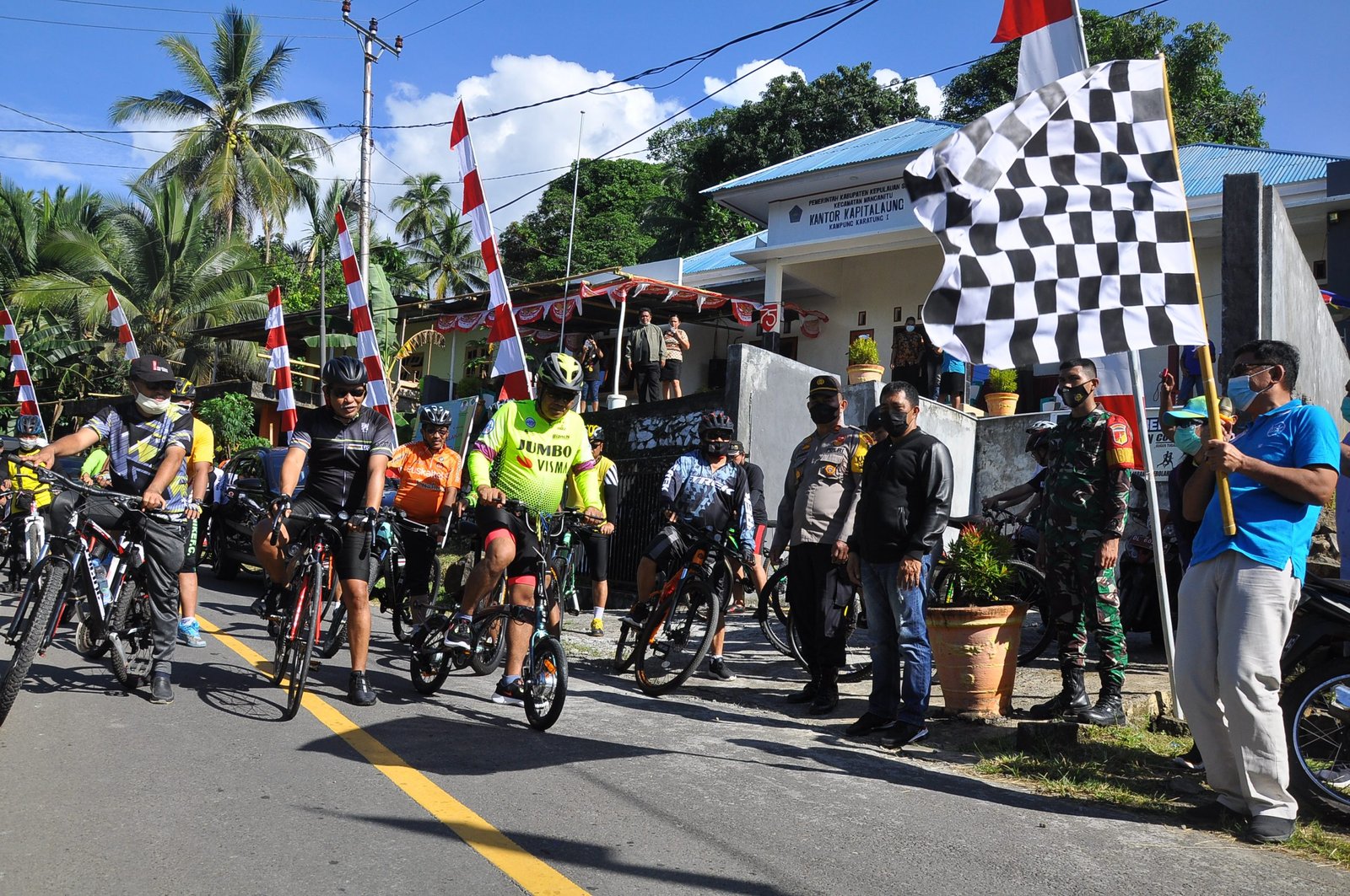Rombongan Fun Bike Kategori Pria Dilepas Dengan Pengibaran Bendera Start Dari Balai Kampung Karatung I (Foto : Gr/Lintasutara)