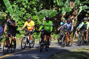 Rombongan Fun Bike Pemkab Sangihe Menempuh Track Manganitu - Tamako (Foto : Gr/Lintasutara)