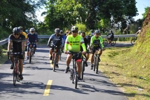 Bupati Jabes Ezar Gaghana Memimpin Rombongan Fun Bike Sangihe (Foto : Gr/Lintasutara)