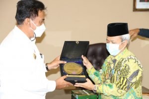 Bupati Kepulauan Sangihe Jabes Ezar Gaghana Menerima Penghargaan Harmony Award 2020  (Foto : Ist)