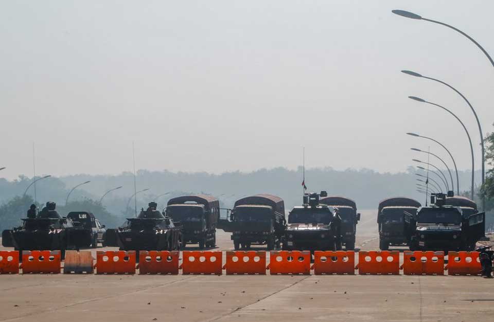 Dalam kudeta Militer Myanmar berjaga di jalan masuk ke Gedung Parlemen