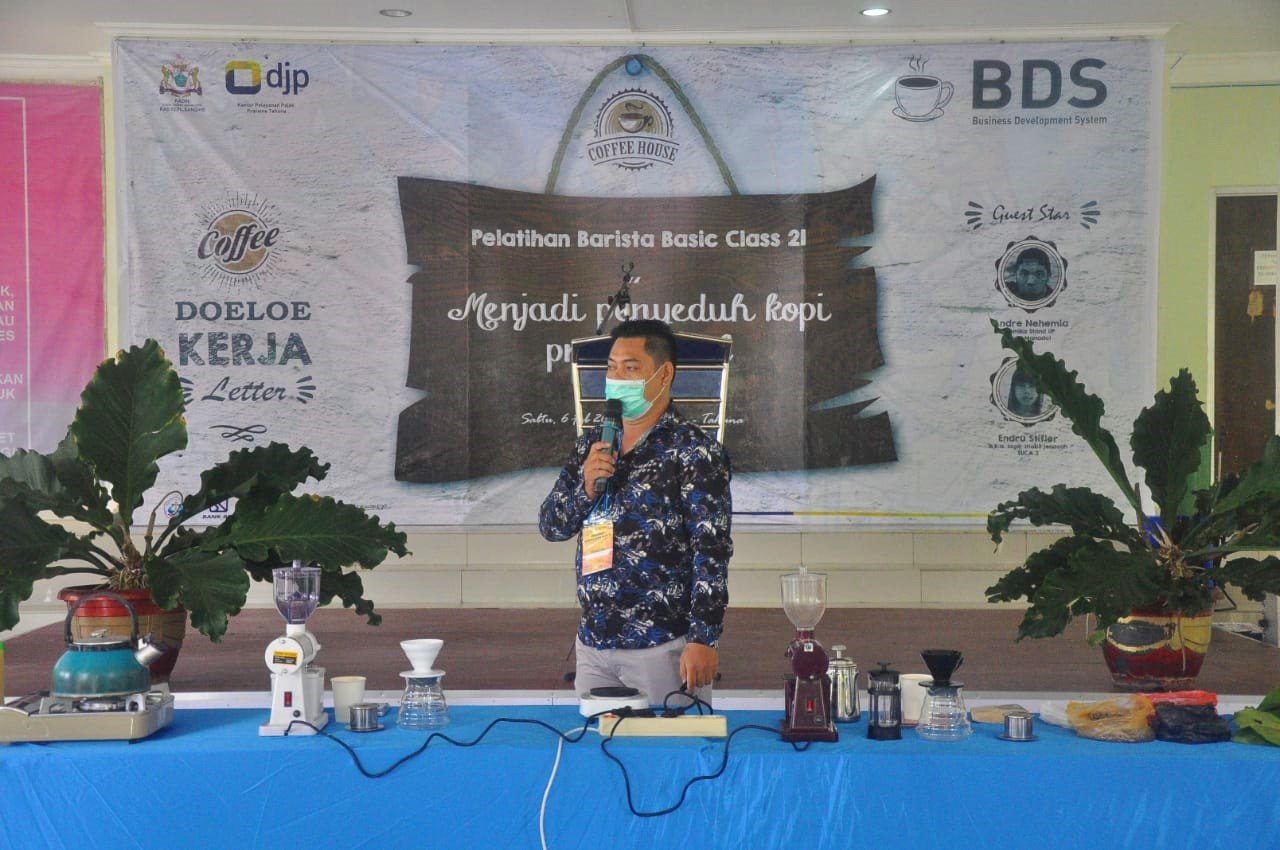 Pemaparan Materi Penyeduhan Kopi Di Aula Polnustar (Foto : Gr/Lintasutara)