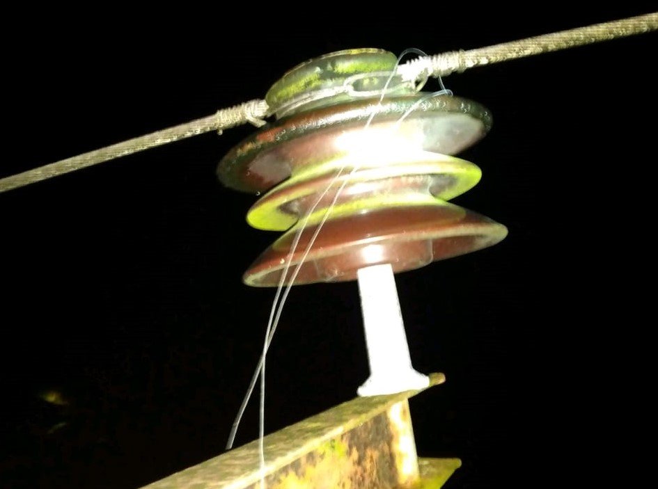 Tali Layangan Yang Ditemukan Di Jaringan Listrik (foto : ist)