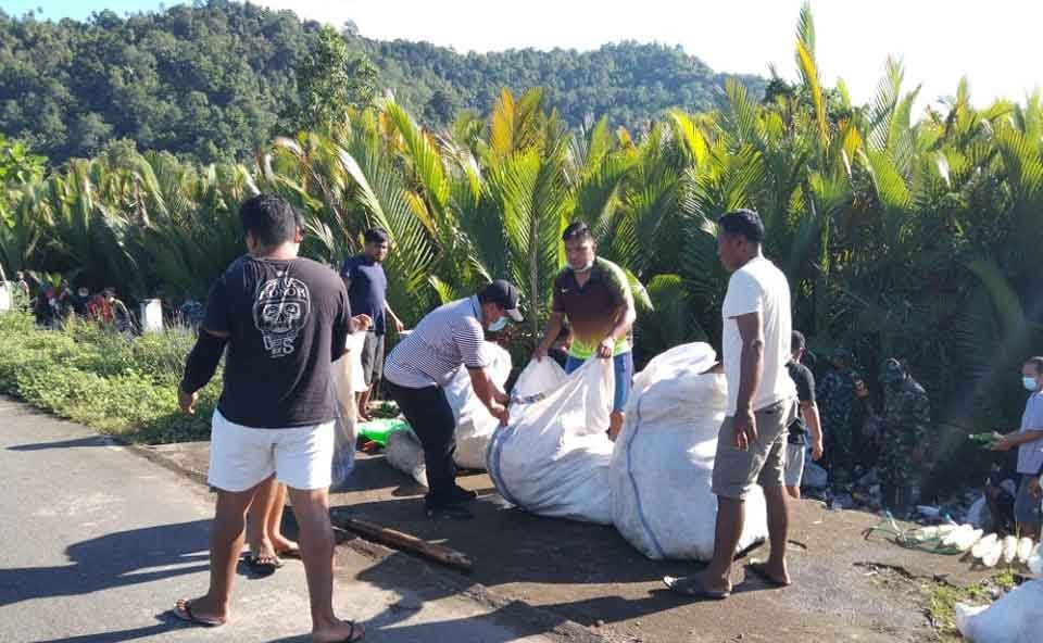 Pemerintah Kecamatan Tamako bersihkan sampah.
