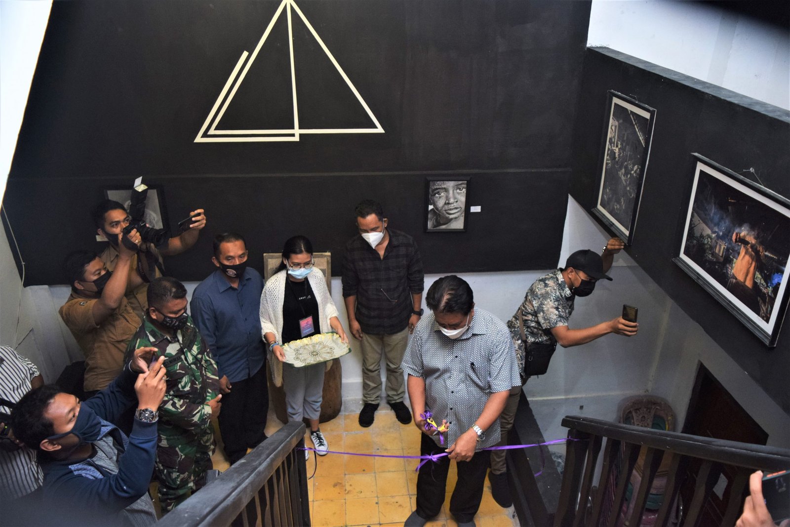 Pengguntingan Pita Sebagai Simbol Peresmian Sangihe Art Space Oleh Bupati Kepulauan Sangihe, Jabes Ezar Gaghana, SE, ME