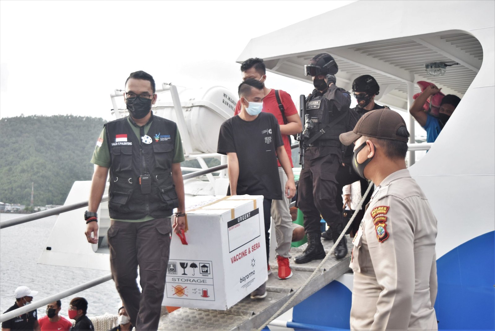 Tim Dari Dinkes Sangihe Menjemput Langsung Vaksin Sinovac Yang Dibawa Dari Manado Menggunakan KM Majestik Kawanua (Foto : Lintasutara/Gr)