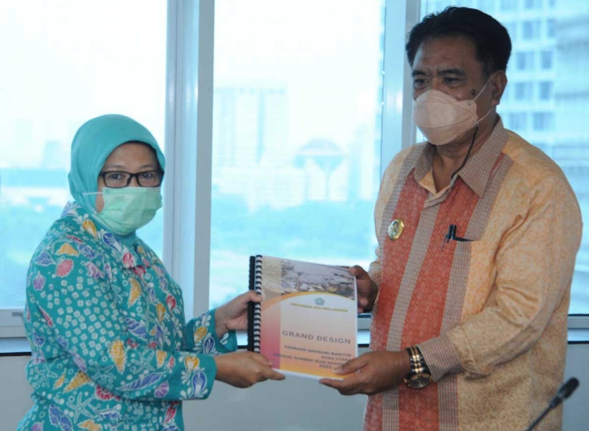 Gaghana serahkan Grand Design Ekono Perikanan Nasional.