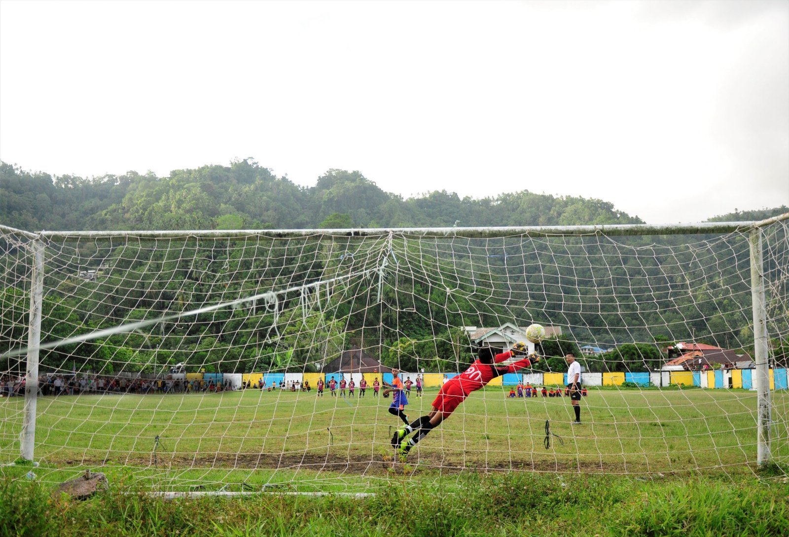 Aksi Penjaga Gawang SMP 2 Manganitu Gerald Katiandagho, Ketika Menggagalkan Tendangan Pemain SMP 1 Manganitu Dalam Babak Adu Pinalti (Foto : Ger/Lintasutara)