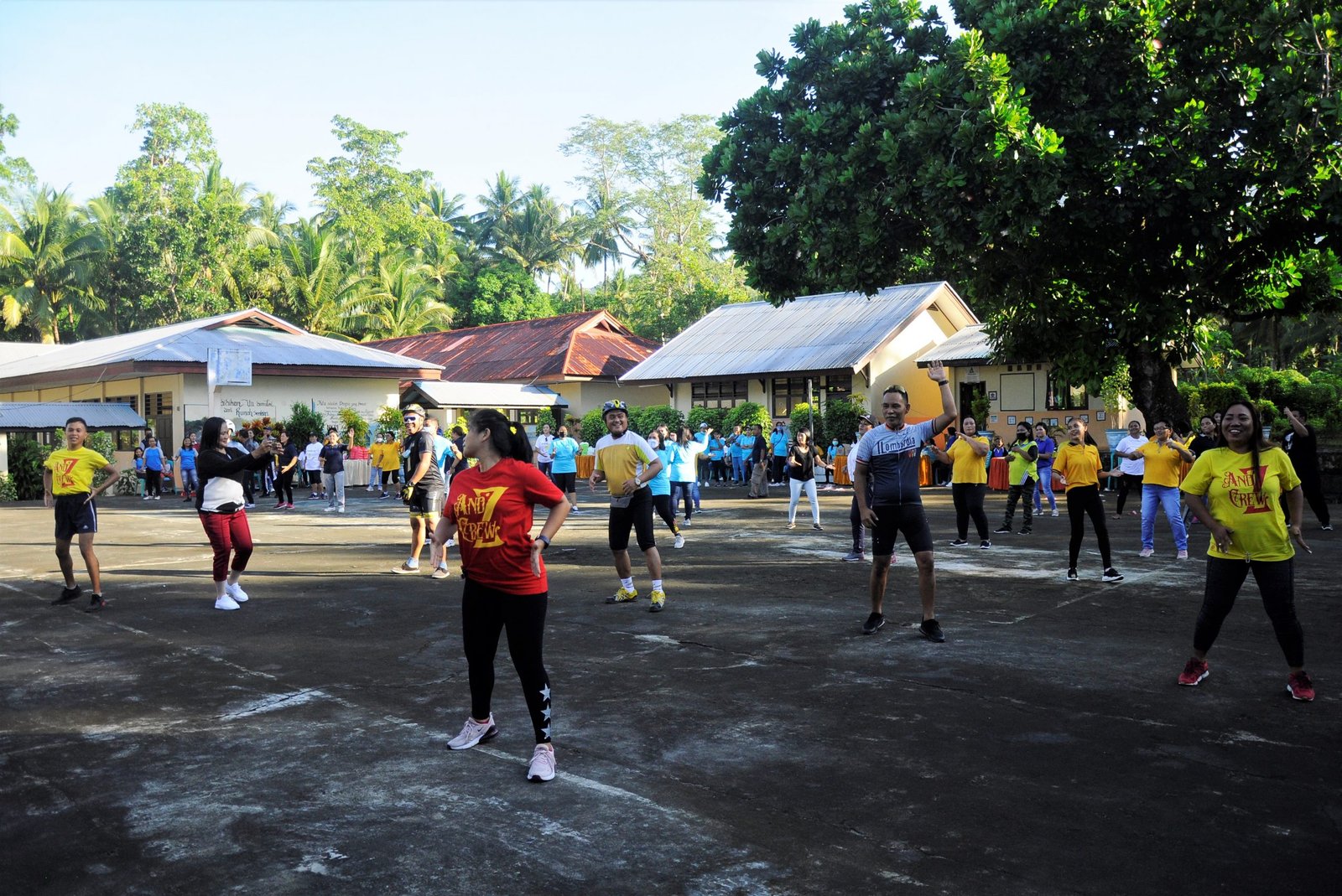 Sekretaris Daerah Kepulauan Sangihe Mengikuti Senam Bersama ASN Dan Para Guru SD-SMP Di Kecamatan Tahuna Barat