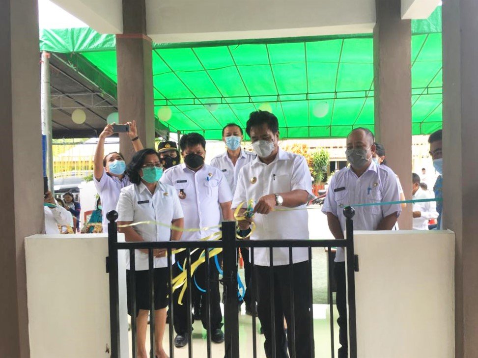Bupati Kepulauan Sangihe Jabes Ezar Gaghana Melakukan Pengguntingan Pita Dalam Peresmian Pos Pelayanan Kelurahan Apeng Sembeka (Foto : Ist)