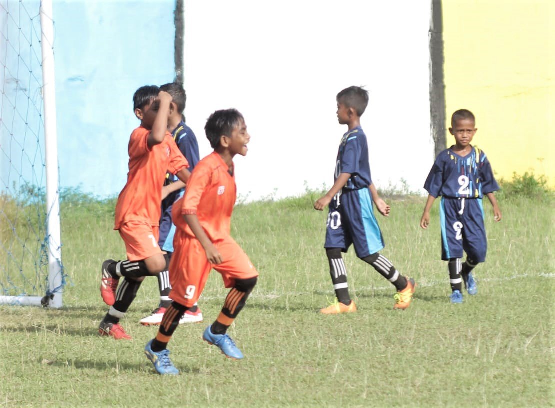 Pemain U-10 Pisok Batunderang Melakukan Selebrasi Usai Mencetak Gol Ke Gawang Naha United (Foto : Gr/Lintasutara)