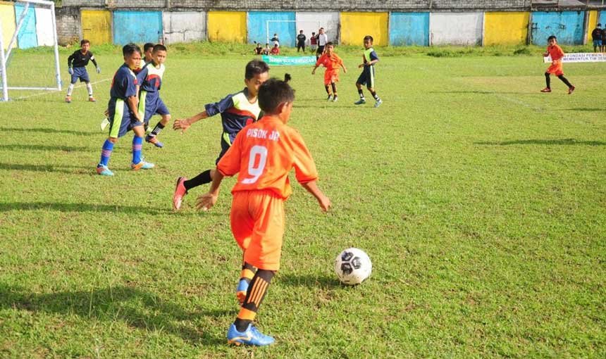 Turnamen KU mempertemukan Pisok Batunderang vs SDN 3 Tidore.