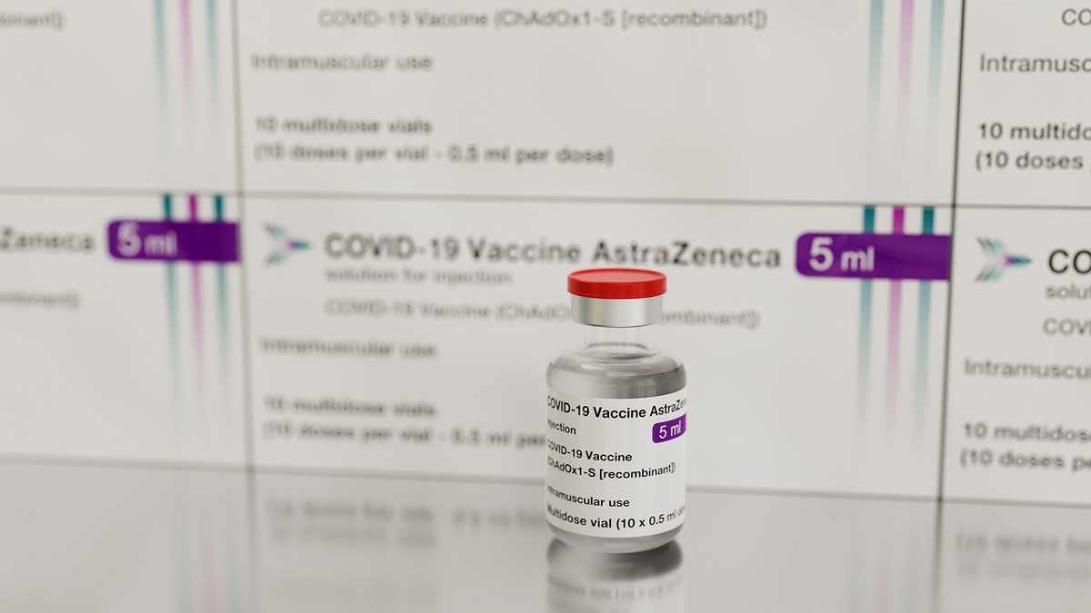 Disuntik Vaksin AstraZeneca.