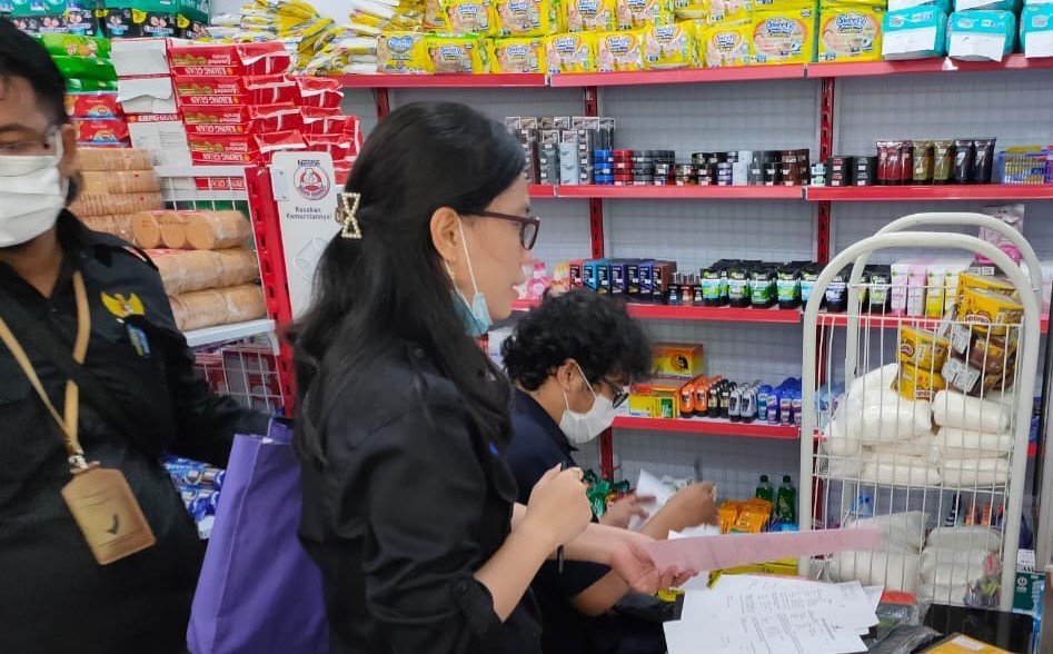 Petugas Loka POM Sangihe Melaksanakan Intensifikasi Pangawasan Pangan Khusus Di Sejumlah Sarana, Belum Lama Ini (Foto : Ist)