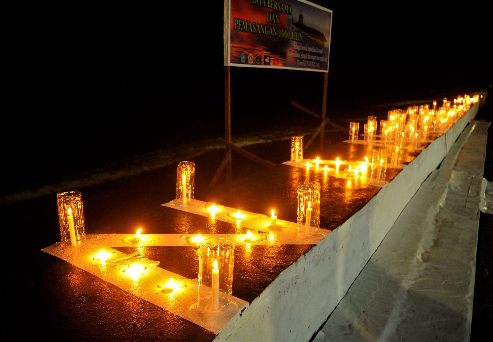 Nyala Lilin Membentuk Konfigurasi KRI Nanggala 402 Menyala Terang Di Boulevard Apeng Sembeka (Foto : Ger/Lintasutara)