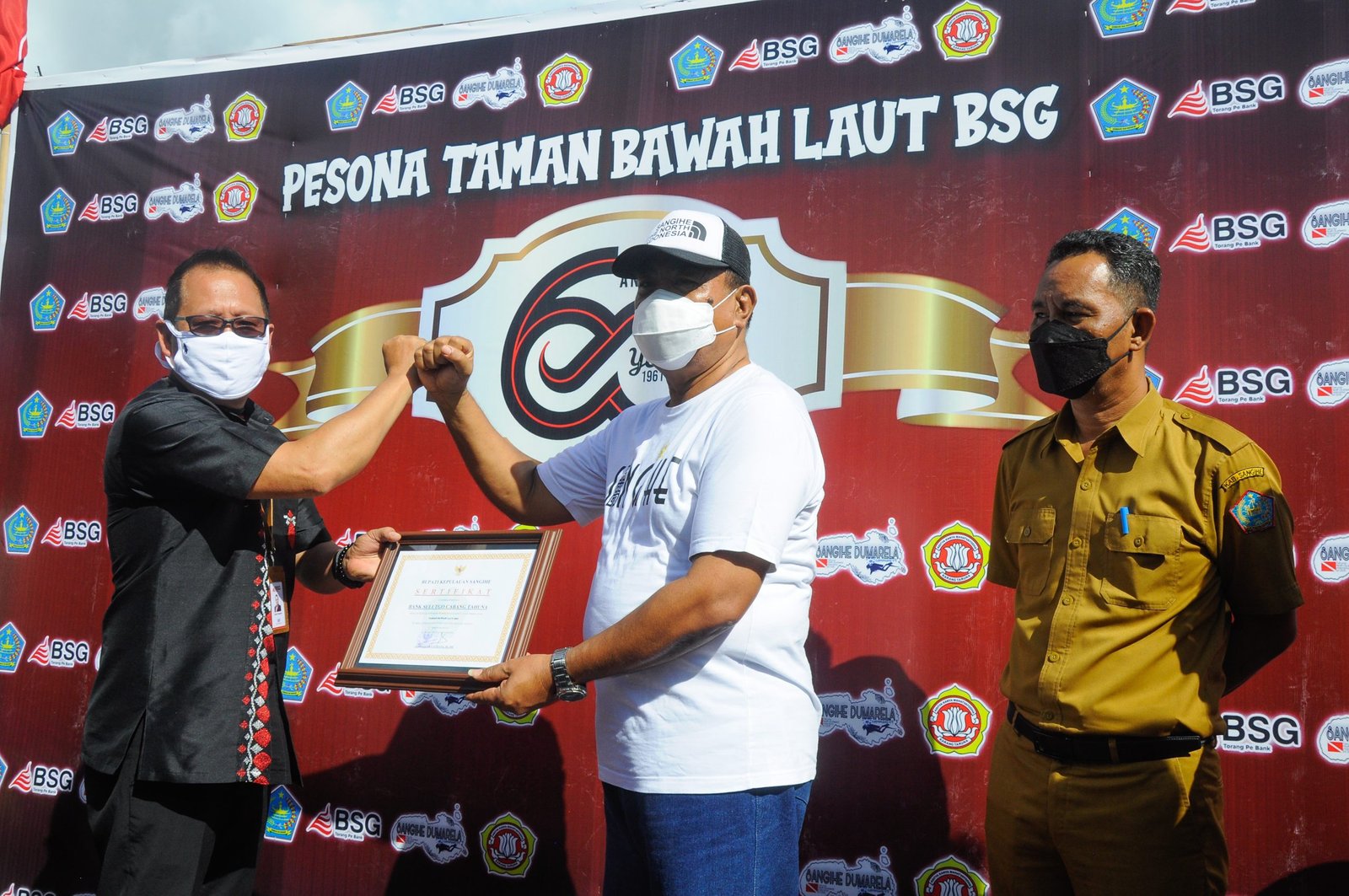 Bupati Jabes Ezar Gaghana, Didampingi Sekda Sangihe Melanchton Harry Wolff Menyerahkan Sertifikat Ke Pihak BSG Cabang Tahuna, Sebagai Bentuk Apresiasi Dari Pemkab Sangihe (Foto : Ger/Lintasutara)