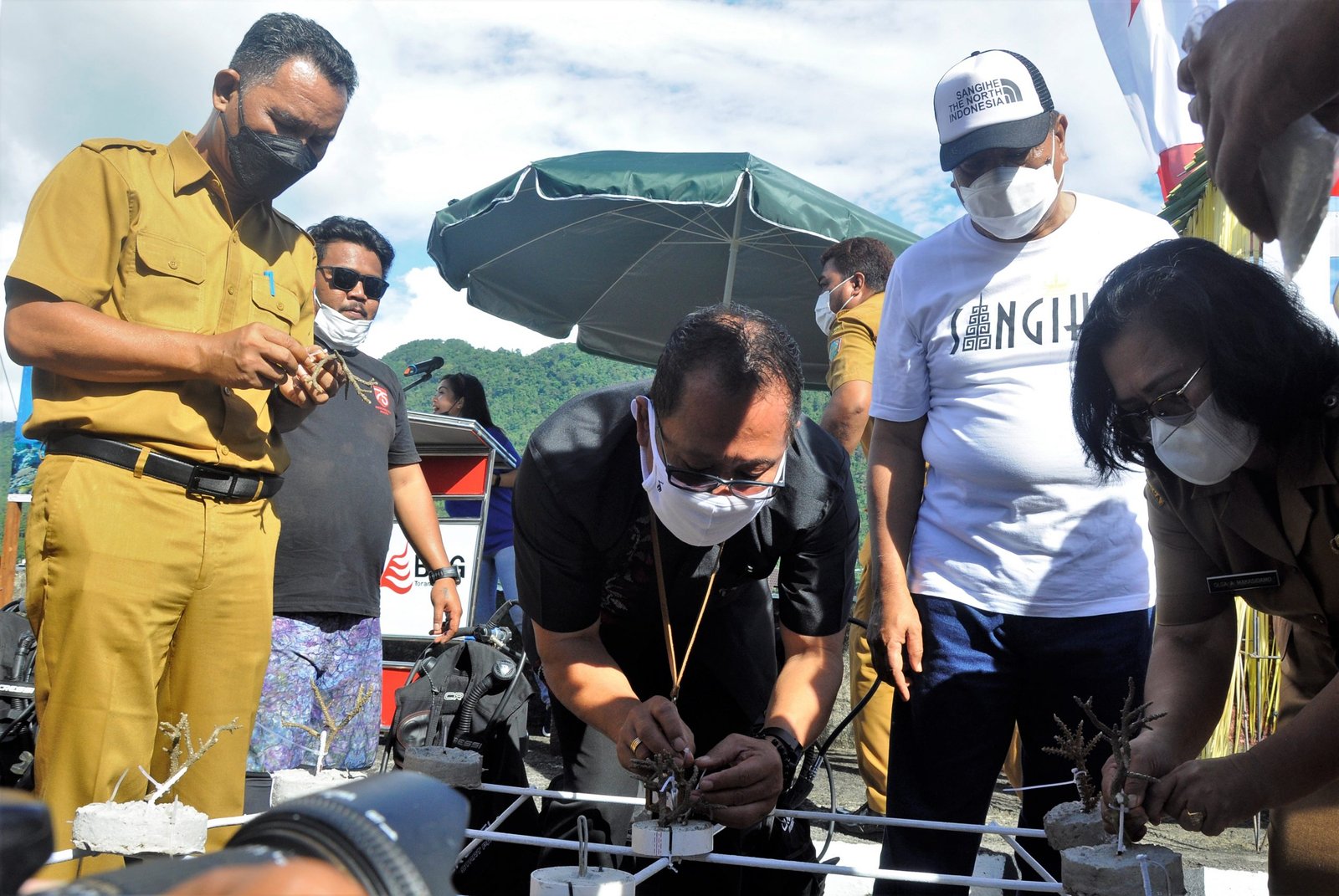 Kiri - Kanan : Sekda Sangihe Melanchton Harry Wolff, Branch Manager BSG Cabang Tahuna Albert Tambariki, Bupati Kepulauan Sangihe Jabes Ezar Gaghana, dan Assisten III Setda Sangihe Olga Makasidamo Tengah Mengikat Bibit Karang Ke Meja (Foto : Ger/Lintasutara)