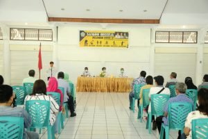 Diskusi Antara Pedagang Pasar Trikora Tahuna Dan Bupati Kepulauan Sangihe Dalam Pertemuan Yang Digelar di Papanuhung Santiago Tampungang Lawo (Foto : Ger/Lintasutara)