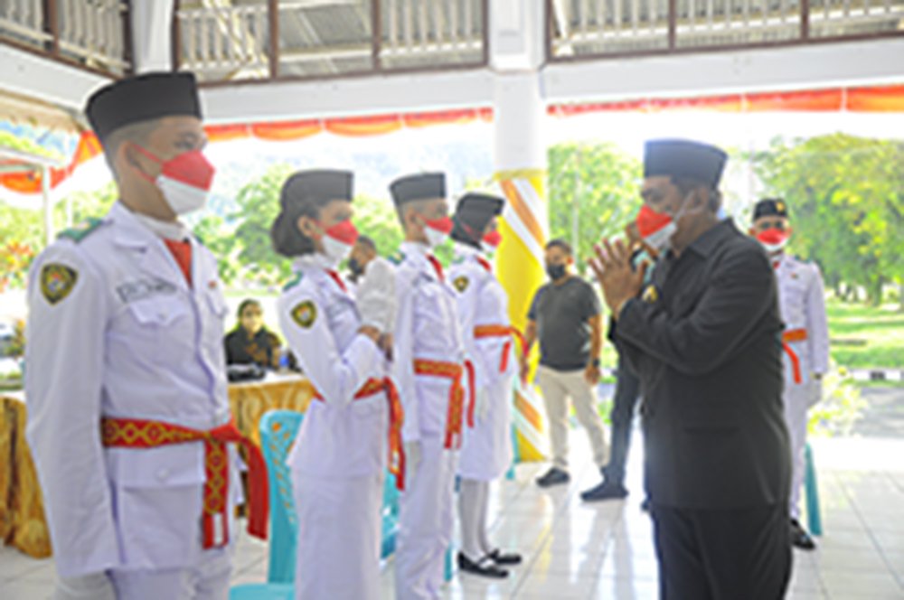 Bupati Jabes Ezar Gagahana Memberikan Selamat Kepada Paskibraka Kabupaten Kepulauan Sangihe Yang Baru Saja Dikukuhkan (Foto : Ger/Lintasutara)